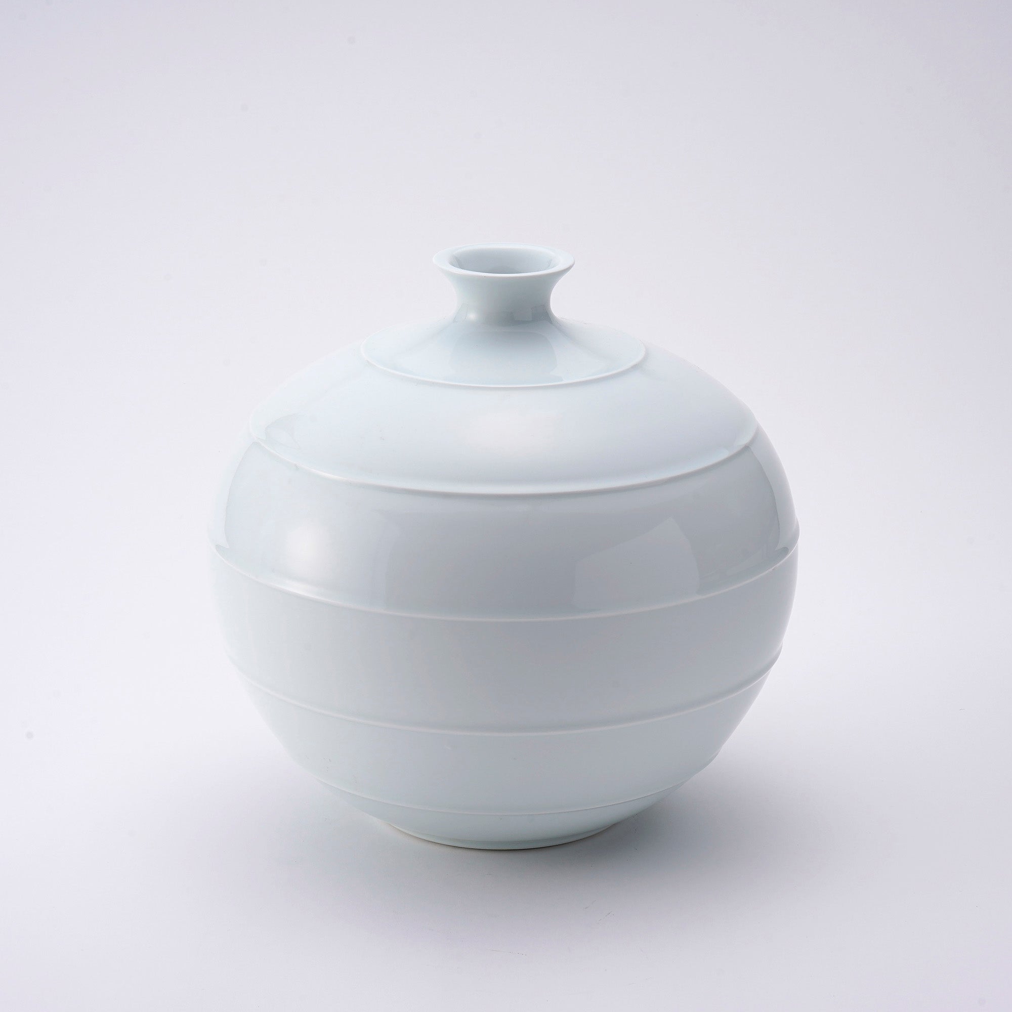 Hakuji sentsubo~White Porcelain Line Jar