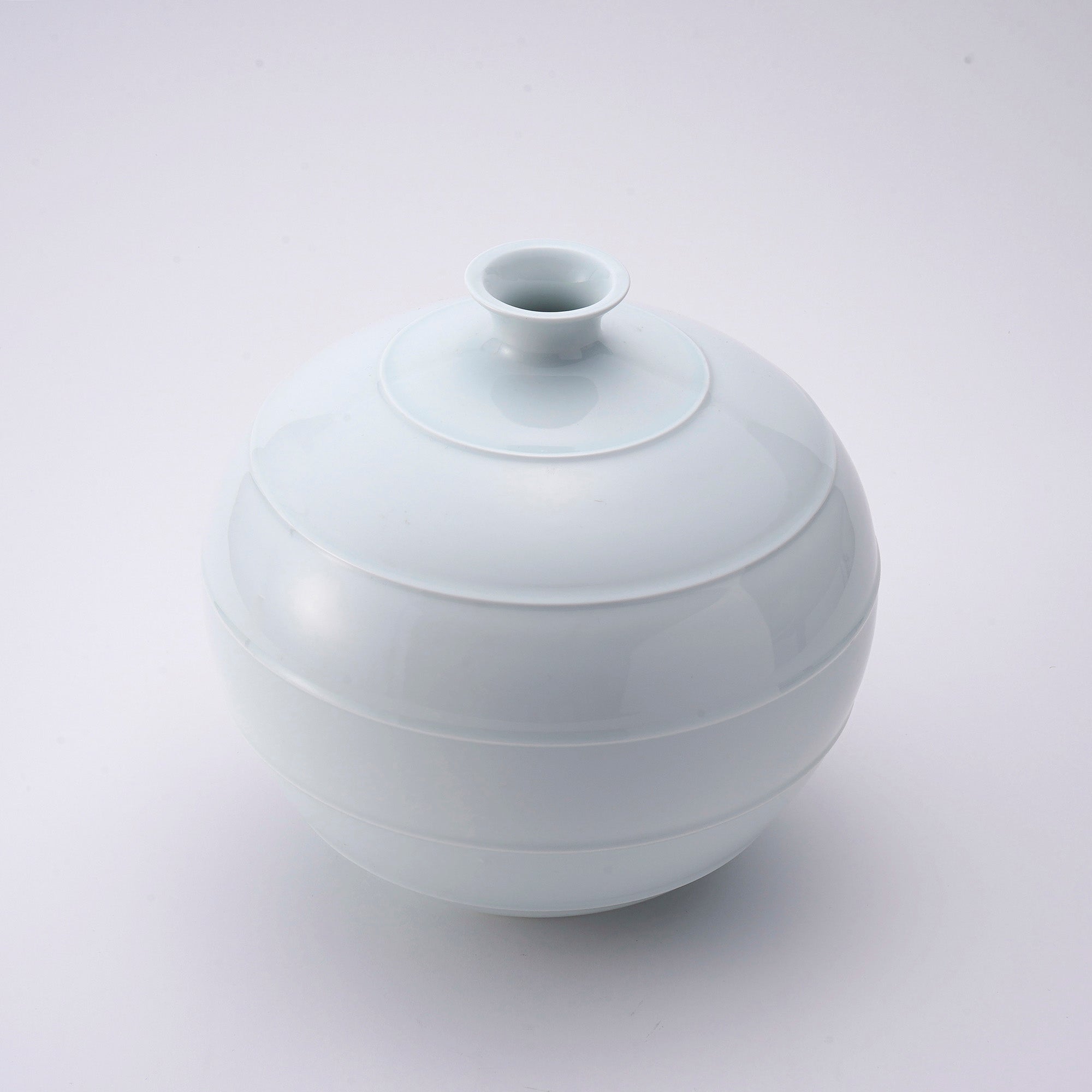 Hakuji sentsubo~White Porcelain Line Jar