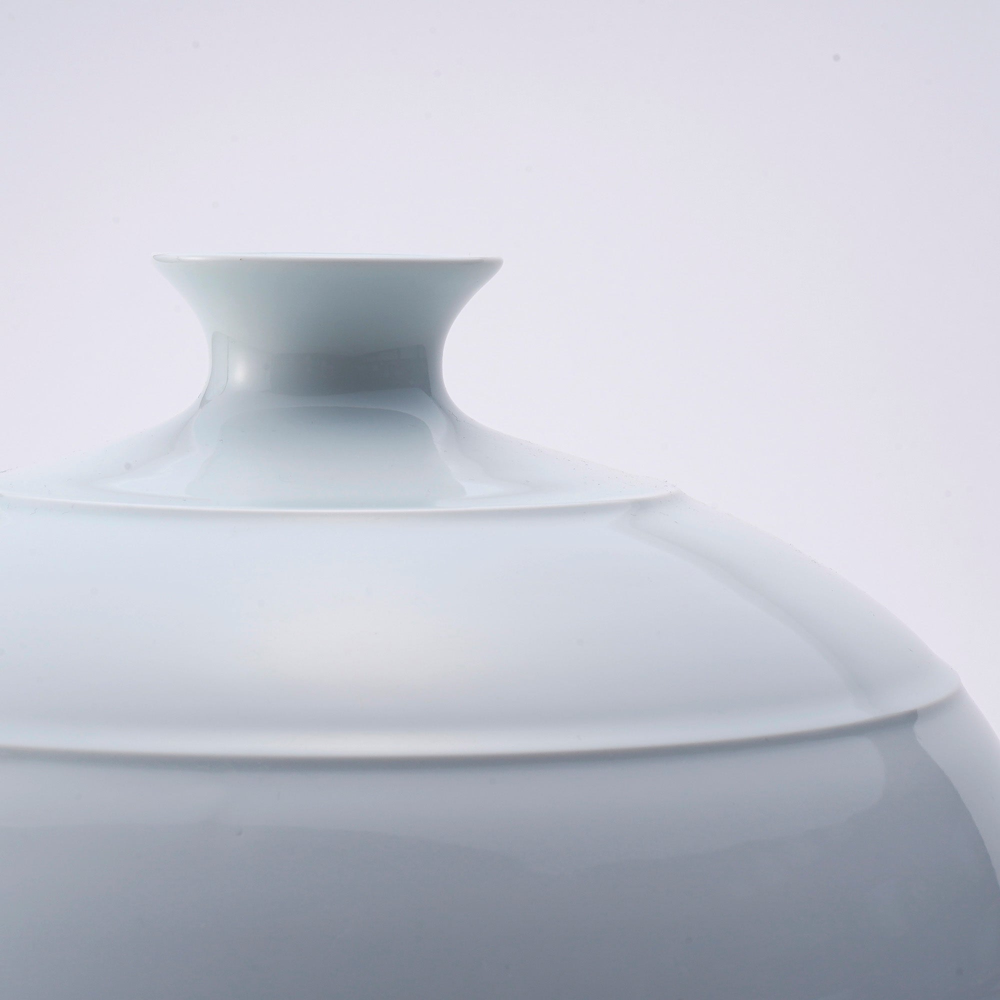 Hakuji sentsubo~White Porcelain Line Jar