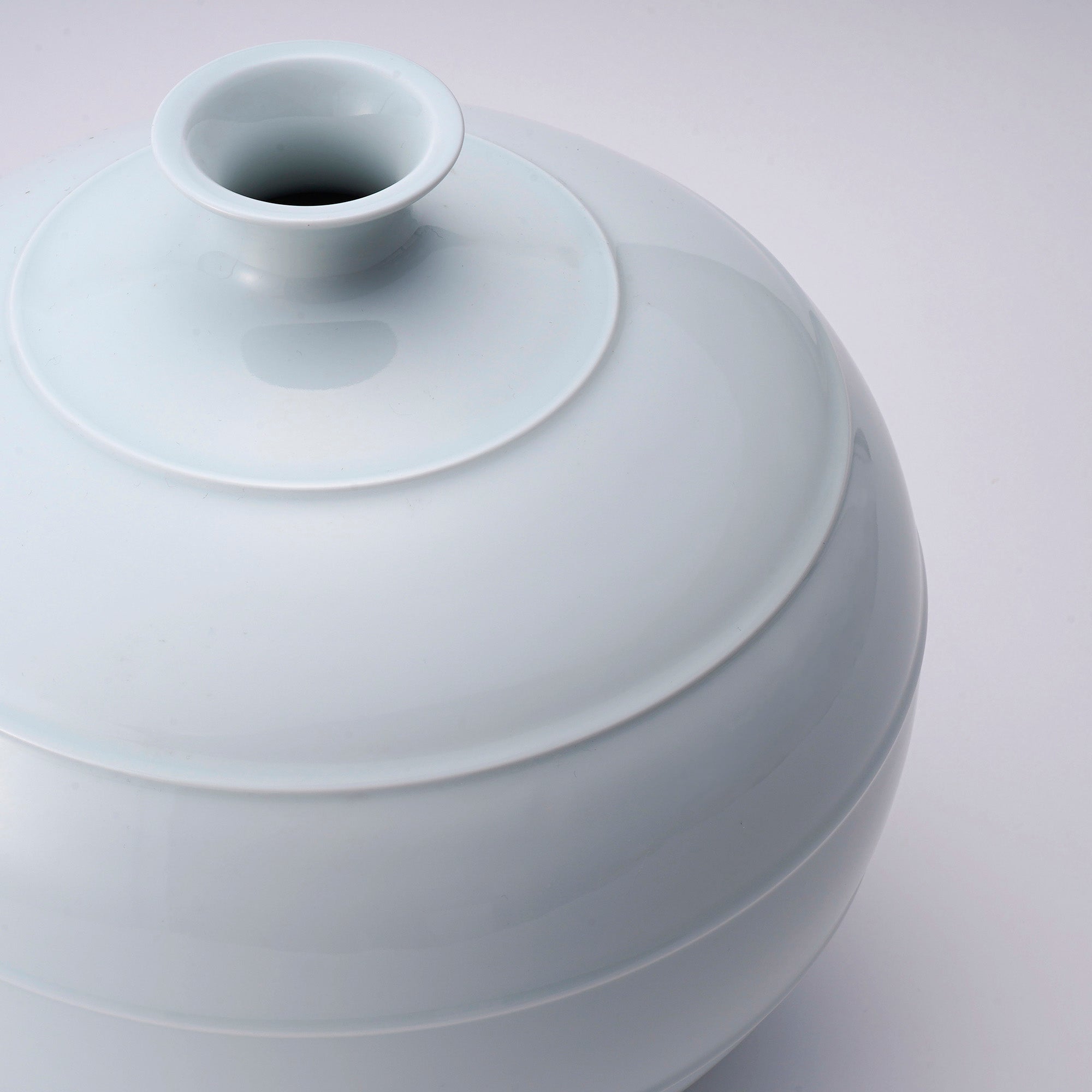 Hakuji sentsubo~White Porcelain Line Jar