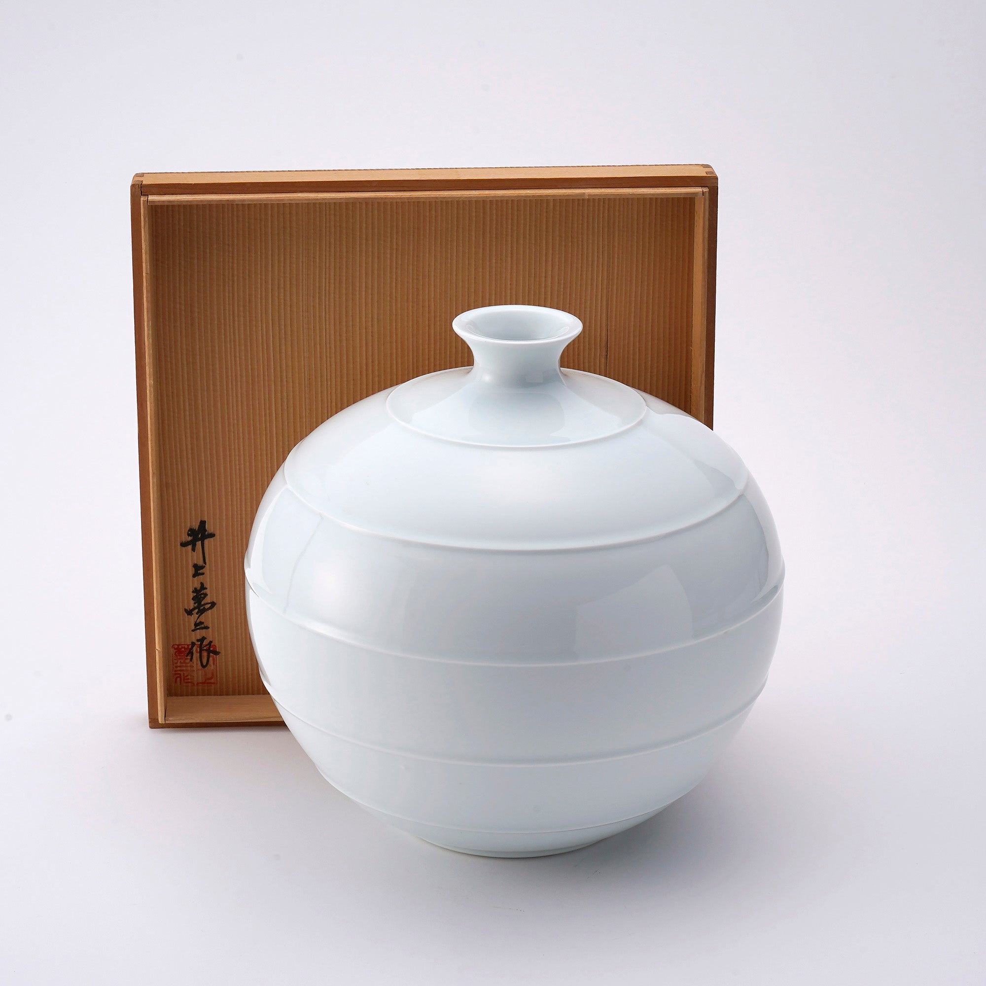 Hakuji sentsubo~White Porcelain Line Jar