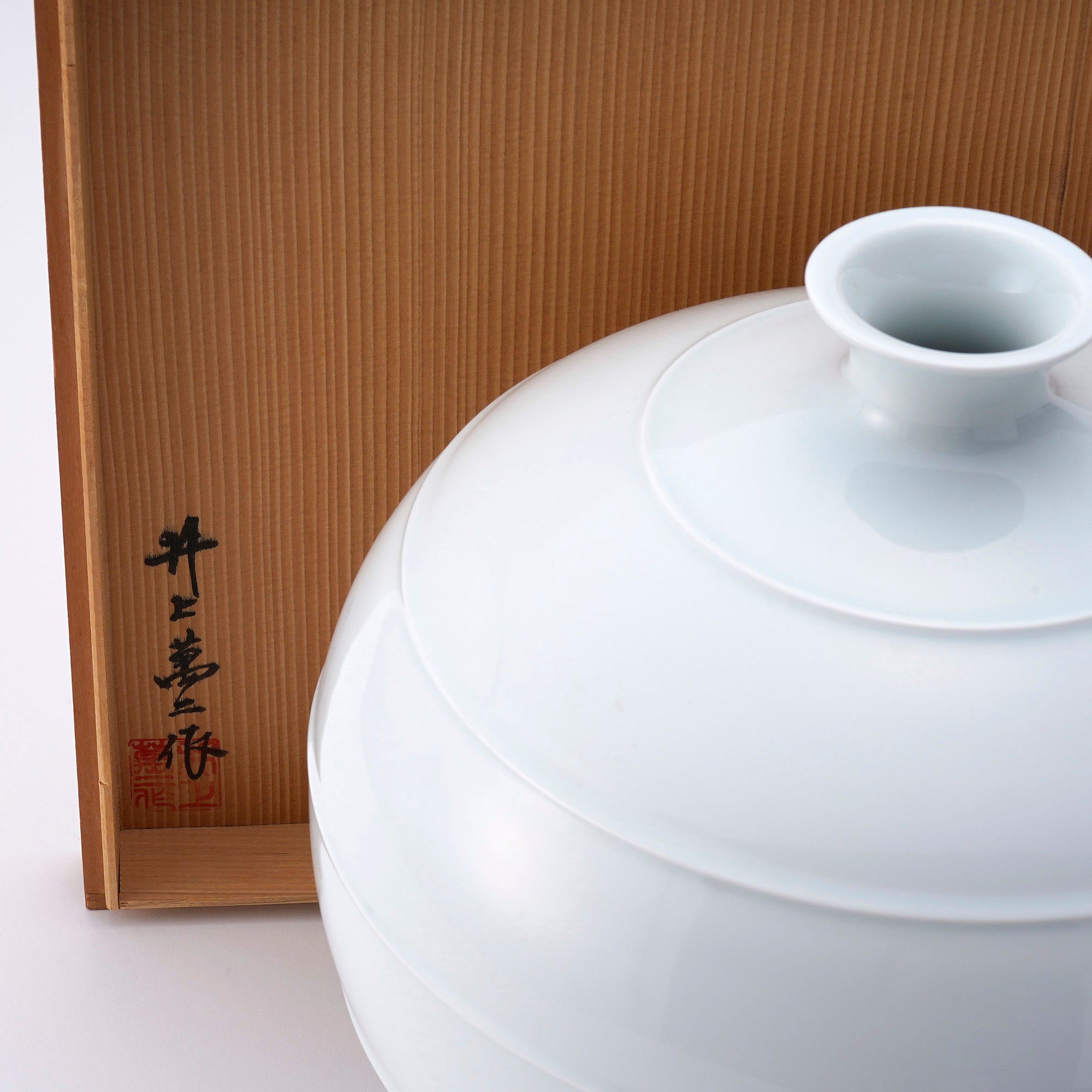 Hakuji sentsubo~White Porcelain Line Jar